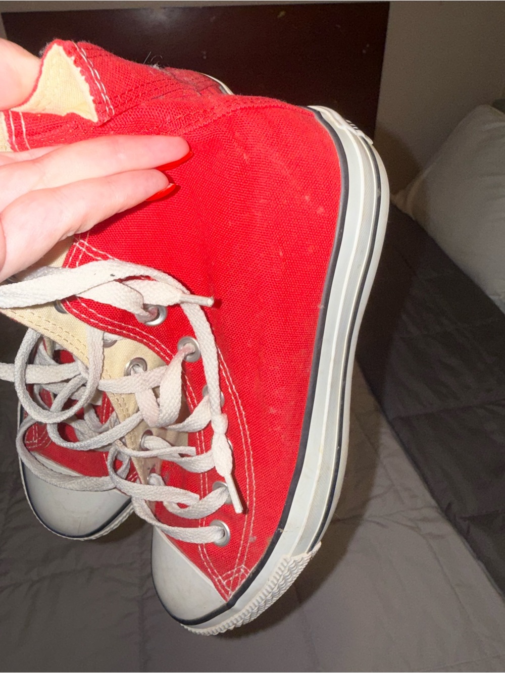Red converse - Picture 3 of 10